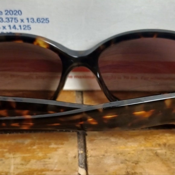 Louis Vuitton women's tortoise sunglasses - Picture 6 of 8